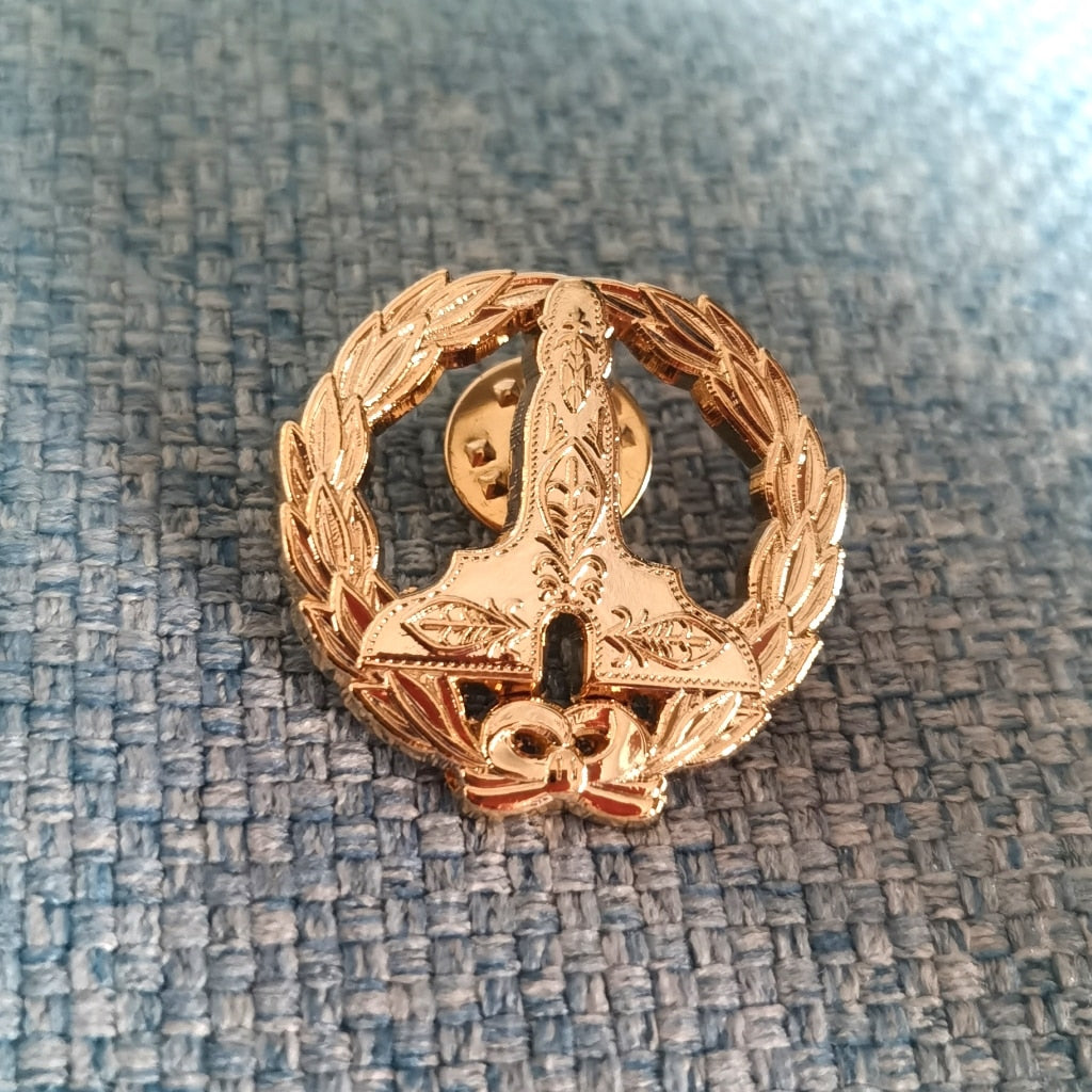 Wreathed Senior Warden Level Masonic Lapel Pin