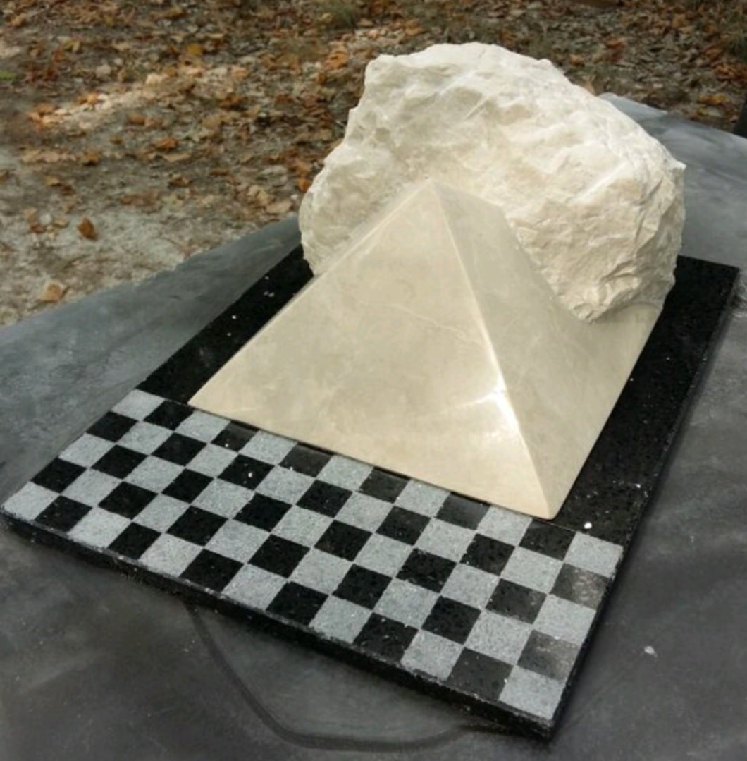 Sculpture « Pyramide sur socle mosaïque »