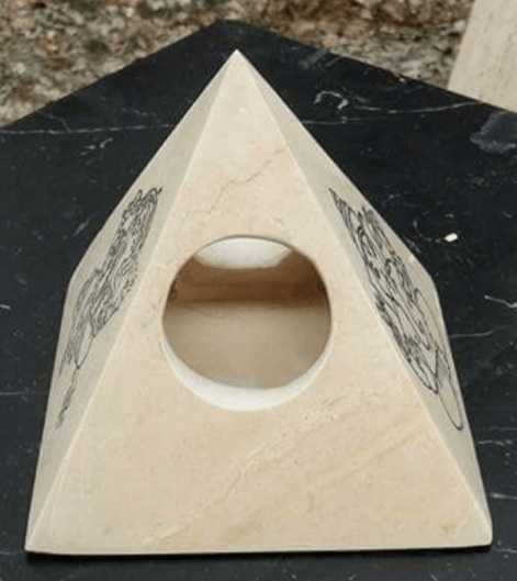 Sculpture « Pyramide diffusion d’énergie » - gravure au choix