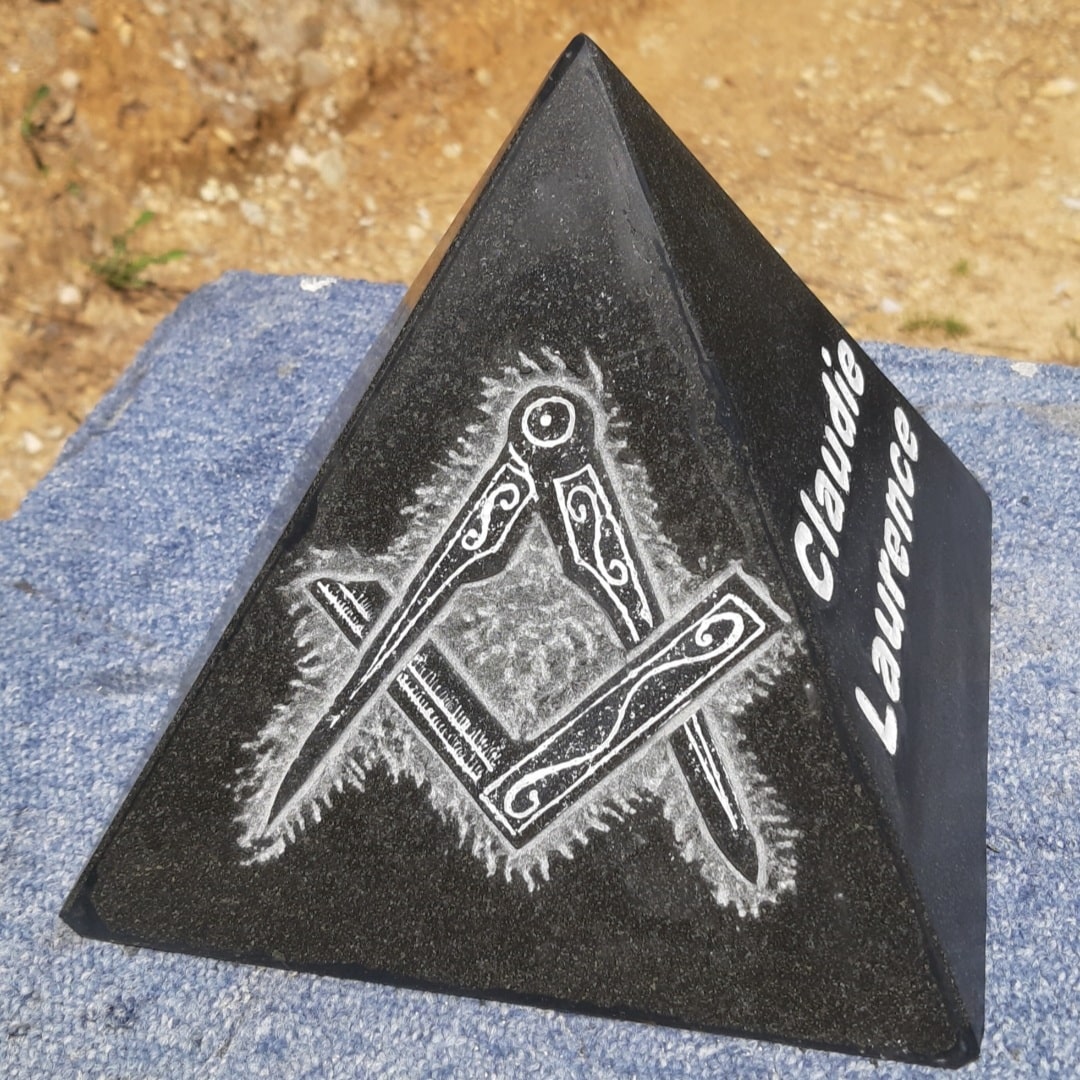 Sculpture « Pyramide » en granit noir mat - gravure au choix