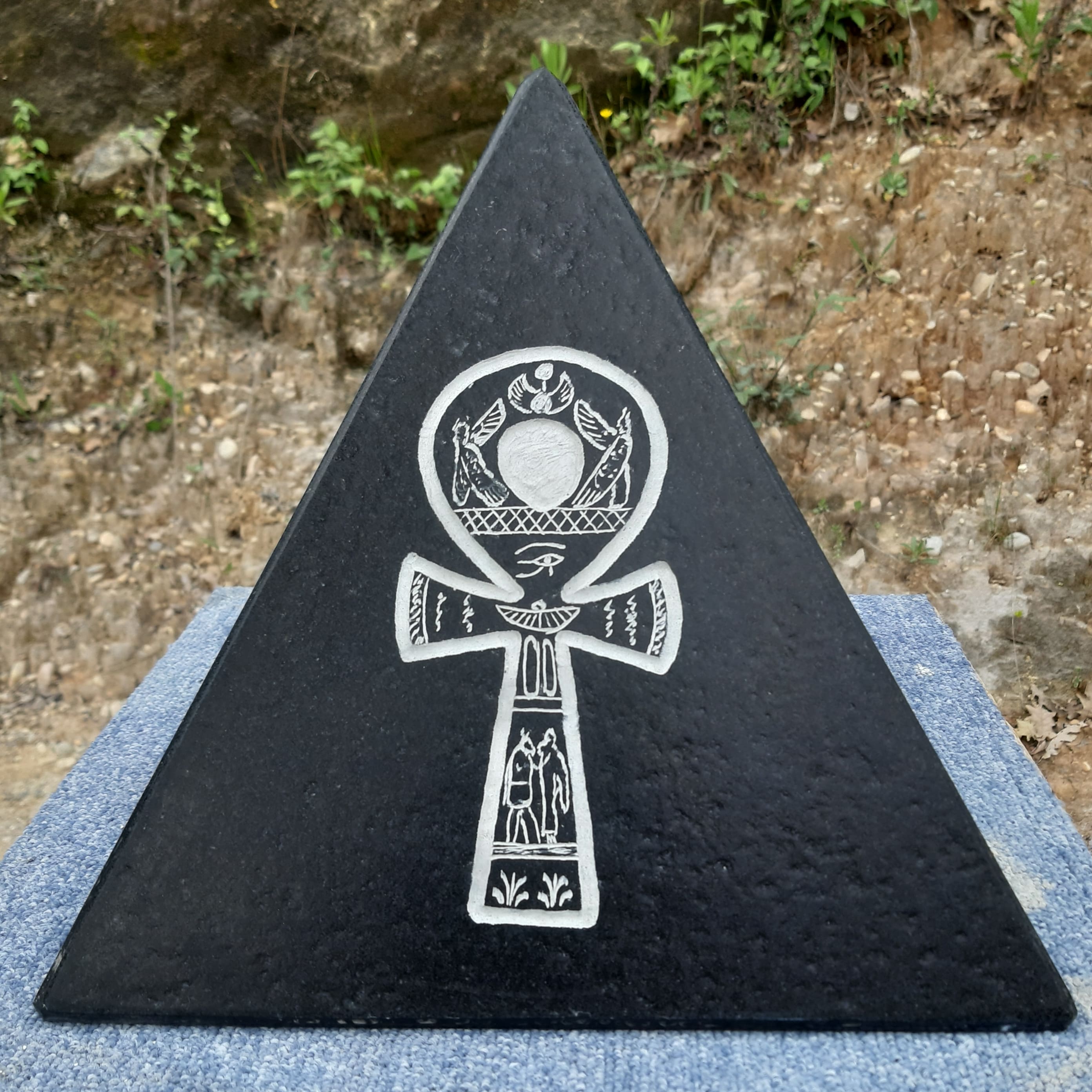 Sculpture « Pyramide » en granit noir mat - gravure au choix