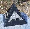 Sculpture « Pyramide » en granit noir mat - gravure au choix