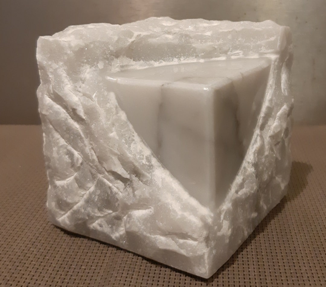 Sculpture « Cube » marbre de Carrare ou calcaire